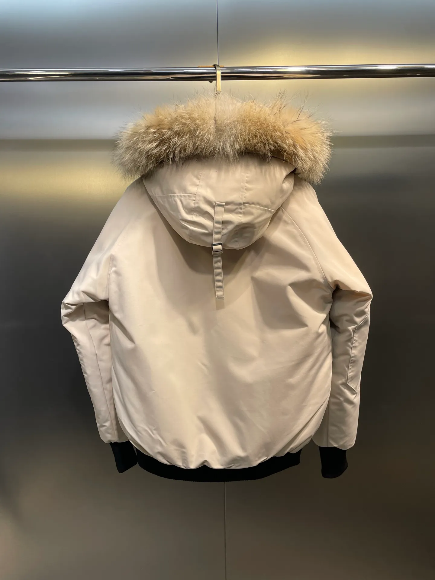 P780 high-end version Canada Goose Canada Goose #Chilliwack 7999M bomber jacket short down jacket/01 model #Men and Women Same Style# ➖ Genuine synchronous anti-counterfeiting chip sensor! ➖ Imported 21S polyester-cotton blended original fabric [last year’s 16S/18S hard fabrics have been completely eliminated, this year all use 21S genuine synchronous fabrics, the soft mid-strap feels delicate and textured], genuine synchronous Feather-Light 10D waterproof coating fabric, made of 84.5 polyester fiber and 15.5 cotton, 100% the best feel in the entire network! ➖ The genuine official website is synchronized with the national standard 80 white duck down, you can check the official website customer service, there will never be a series of misleading claims such as 90 down or goose down! ➖ Using the best nylon lining with double double-layer sealing design, velvet-proof No. 7 needle + grid-filled down ready-made garments, there is 100% no so-called velvet running! ➖ The cuffs are designed with thickened seamless threads, and the collar and pockets are lined with top-quality polar fleece to keep you warm and comfortable! ➖ Yoshida YKK provides original custom-made electroplated sliders. YKK two-way lockable zippers are tight and smooth and will not peel off paint! ➖ 3M composite guarantees that the Velcro is the same as the original, durable, and all accessories and hardware are custom-made! ➖ Imported BEHRINGER embroidery machine to customize the 10,000-needle embroidery logo, 98% of which can be reproduced to restore the original logo. You can check and compare on the official website! ➖ The fur collars are all made of large pieces of Western Canadian blue wolf hide, ensuring that each fur collar is 13-15cm wide!   Size:XS-XXL